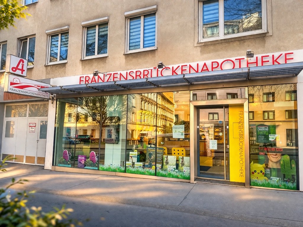 Außenansicht der Franzensbrücken-Apotheke in Wien
